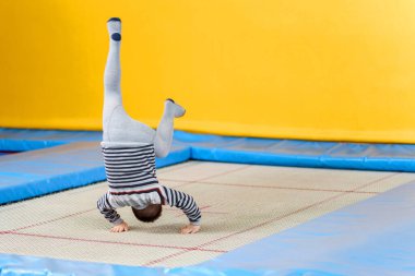 Eğlence merkezinde trambolinde zıplayan mutlu, küçük çocuklar.