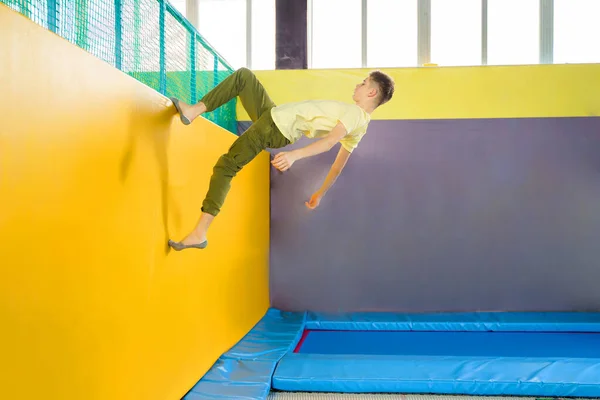 Adolescente saltando no parque de trampolim no centro desportivo — Fotografia de Stock
