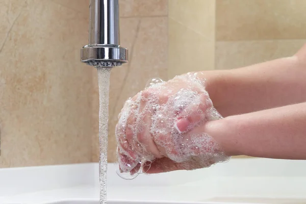 Kobieta myje ręce antybakteryjnym mydłem w celu zapobiegania wirusom korony, higieny, aby zatrzymać rozprzestrzenianie się koronawirusu — Zdjęcie stockowe