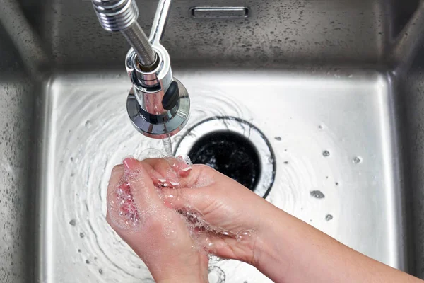 Frau wäscht sich die Hände mit antibakterieller Seife zur Vorbeugung gegen Coronavirus, Hygiene gegen die Ausbreitung des Coronavirus — Stockfoto