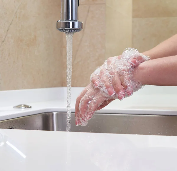 Frau wäscht sich die Hände mit antibakterieller Seife zur Vorbeugung gegen Coronavirus, Hygiene gegen die Ausbreitung des Coronavirus — Stockfoto