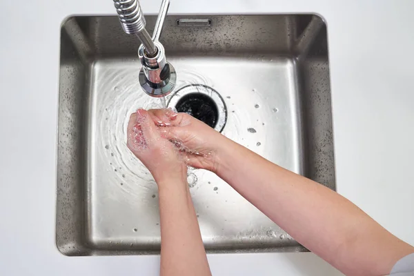 Frau wäscht sich die Hände mit antibakterieller Seife zur Vorbeugung gegen Coronavirus, Hygiene gegen die Ausbreitung des Coronavirus — Stockfoto