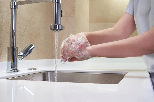 Женщина моет руки антибактериальным мылом для профилактики коронного вируса, гигиена для прекращения распространения коронавируса — стоковое фото