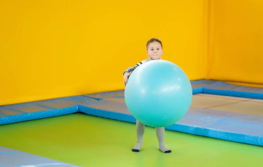 Eğlence merkezinde trambolinde zıplayan mutlu, küçük çocuklar.