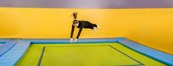 젊은 여자 아마추어 곡예 선수 점프 하 고 현대 취미와 체력 개념에 트램 폴 린, 실내 운동 — 스톡 사진