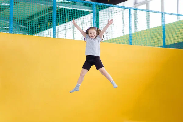 快乐的小女孩在健身中心跳蹦床 — 图库照片