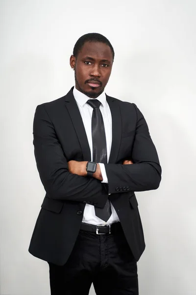 Framgångsrik självsäker afrikansk amerikansk affärsman med vikta armar — Stockfoto