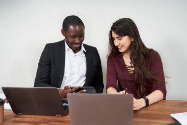 Çok ırklı Meslektaşlar Ofiste Cep Telefonu Kullanır ve Akıllı Telefon Uygulamalarını Dener