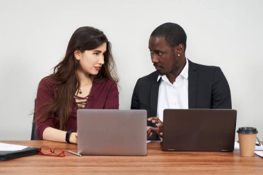 Çok ırklı Meslektaşlar Ofiste Cep Telefonu Kullanır ve Akıllı Telefon Uygulamalarını Dener