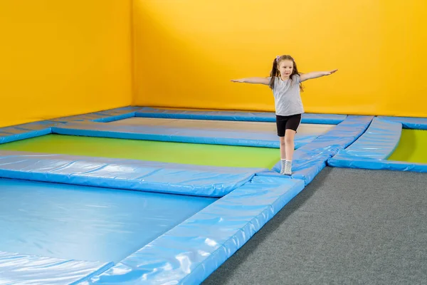 Gelukkig glimlachen kleine kinderen springen op binnen trampoline in entertainment center — Stockfoto