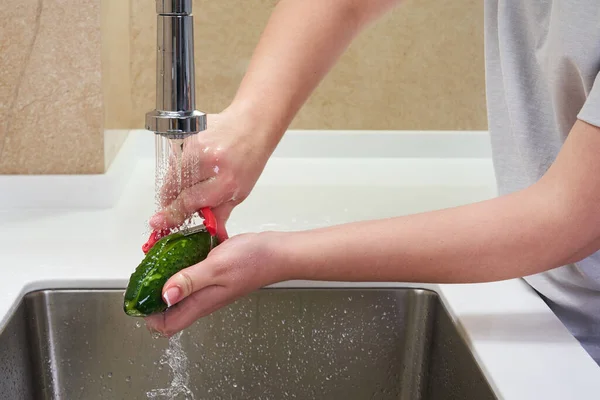 Máquina de eliminación de residuos de alimentos en el fregadero en la cocina moderna — Foto de Stock