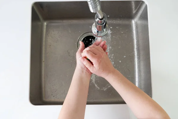 Frau wäscht sich die Hände mit antibakterieller Seife zur Vorbeugung gegen Coronavirus, Hygiene gegen die Ausbreitung des Coronavirus — Stockfoto