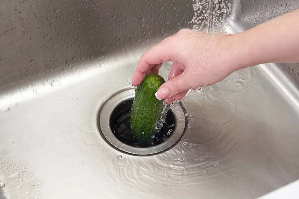 Máquina de eliminación de residuos de alimentos en el fregadero en la cocina moderna — Foto de Stock