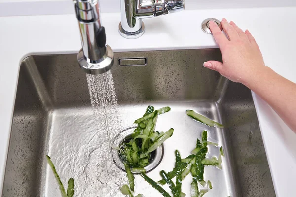 Máquina de eliminación de residuos de alimentos en el fregadero en la cocina moderna — Foto de Stock