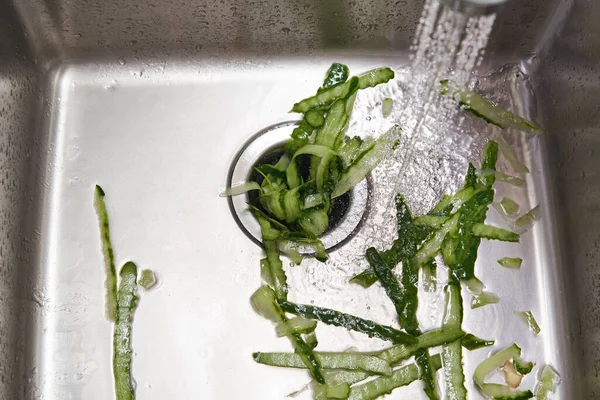 Maskiner för bortskaffande av matavfall i diskbänk i modernt kök — Stockfoto