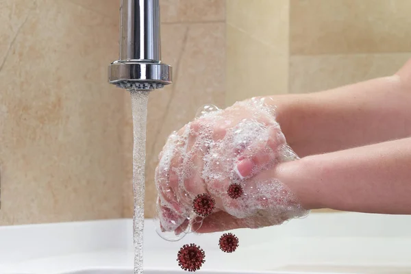 Πλένεις χέρια με ιούς τριγύρω. γυναίκα ξέπλυμα σαπούνι με τρεχούμενο νερό στο νεροχύτη, Coronavirus 2019-ncov πρόληψη της υγιεινής των χεριών. Corona Virus covid-19 πανδημία προστασία από τον καθαρισμό των χεριών συχνά. — Φωτογραφία Αρχείου
