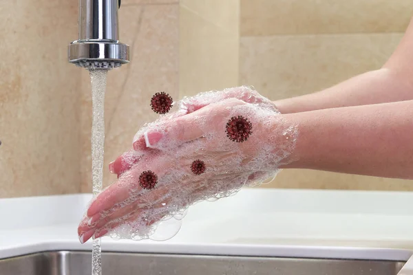 Mycie rąk wirusami. kobieta płukanie mydłem z bieżącą wodą przy zlewie, Coronavirus 2019-ncov profilaktyka higiena rąk. Wirus Corona covid-19 ochrona przed pandemią poprzez częste czyszczenie rąk. — Zdjęcie stockowe
