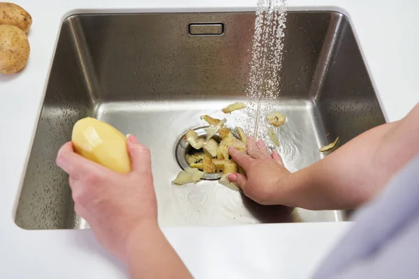 Máquina de eliminación de residuos de alimentos en el fregadero en la cocina moderna — Foto de Stock