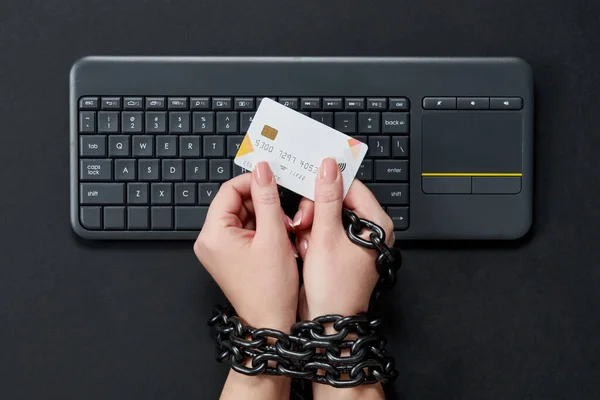 कीबोर्ड पर क्रेडिट कार्ड पकड़ने वाली धातु श्रृंखला वाली महिला, ऑनलाइन शॉपिंग लत अवधारणा — स्टॉक फ़ोटो, इमेज