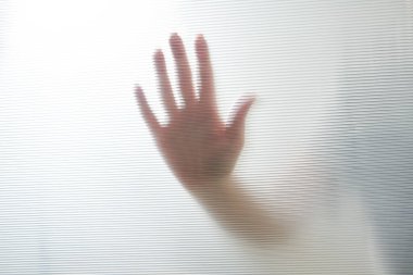 Plastikten kadın elinin dağınık silüeti