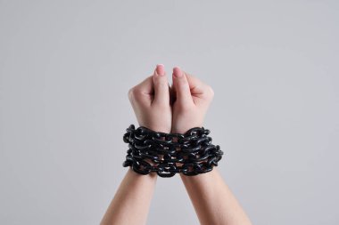 Zincirli kadın, gri arkaplanı fotokopi alanıyla birlikte veriyor.