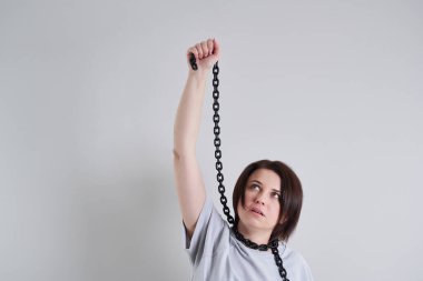 İntihar konsepti, boynunda metal zincir tutan depresyonlu genç bir kadın.
