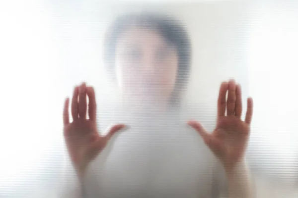 Silueta difusa de manos femeninas, vista con sombra a través de plástico —  Fotos de Stock