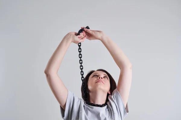 Concepto de prevención del suicidio, Mujer joven deprimida sosteniendo una cadena de metal alrededor de su cuello — Foto de Stock