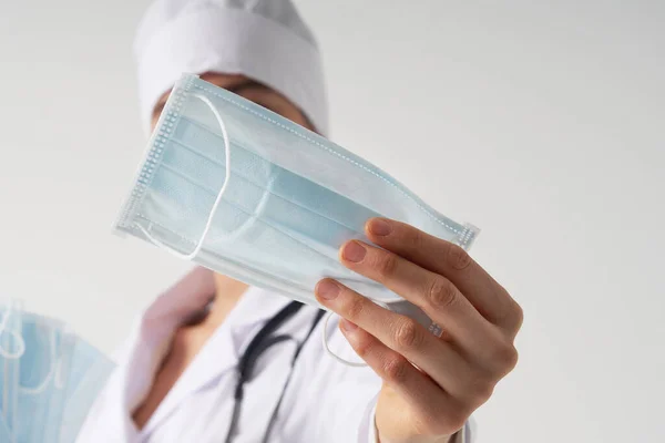 Läkare eller sjuksköterska rekommenderar att använda skyddande ansiktsmask för att skydda mot virusinfektion, coronavirus koncept — Stockfoto