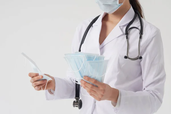 Врач или медсестра рекомендуют использовать защитную маску для защиты от вирусной инфекции, коронавируса — стоковое фото