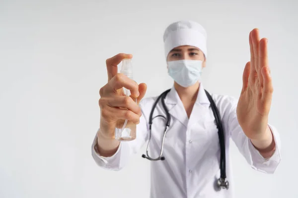 Läkare applicera antibakteriell spray på handen på vit bakgrund — Stockfoto