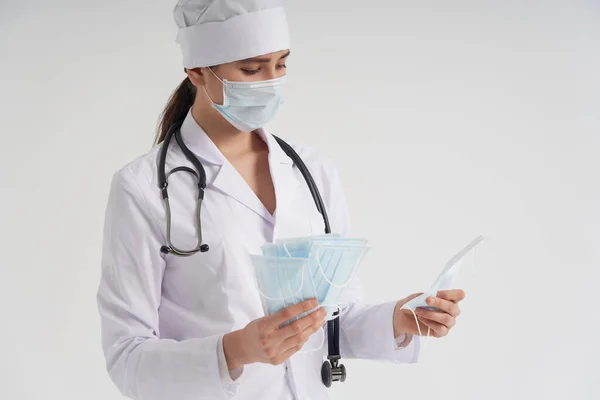 Врач или медсестра рекомендуют использовать защитную маску для защиты от вирусной инфекции, коронавируса — стоковое фото