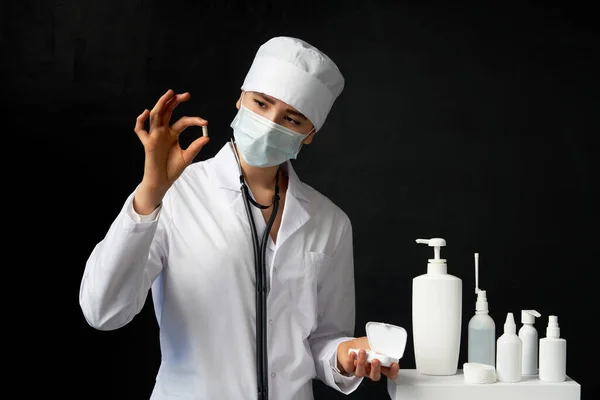 Фармацевт держит в руках таблетку, медицинскую и медицинскую концепцию — стоковое фото