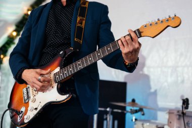 Rock grubu stüdyo provası. Canlı konserden önce bas gitar çalan erkek müzisyen