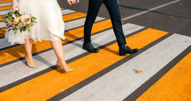 Beyaz çift şehir kavşağından el ele tutuşuyorlar.