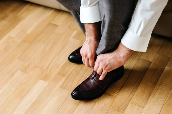 Homem de negócios vestindo sapatos, homem se preparando para o trabalho, manhã do noivo antes da cerimônia de casamento — Fotografia de Stock