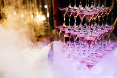 Nefis Alkol Kristal Bardaklı Şampanya Piramidi. Romantik Kutlamalar ve Parti Konsepti