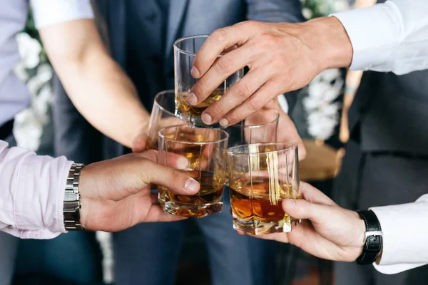 Beskuren bild av grupp vänner killar med glas whisky. Konceptfest, svensexa — Stockfoto