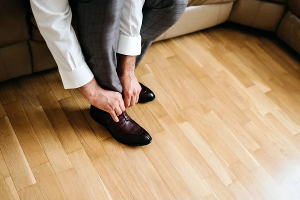 Homem de negócios vestindo sapatos, homem se preparando para o trabalho, manhã do noivo antes da cerimônia de casamento — Fotografia de Stock