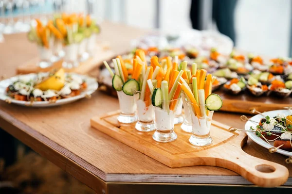 Aperitivos de verduras navideñas, Verduras frescas en salsa de yogur — Foto de Stock