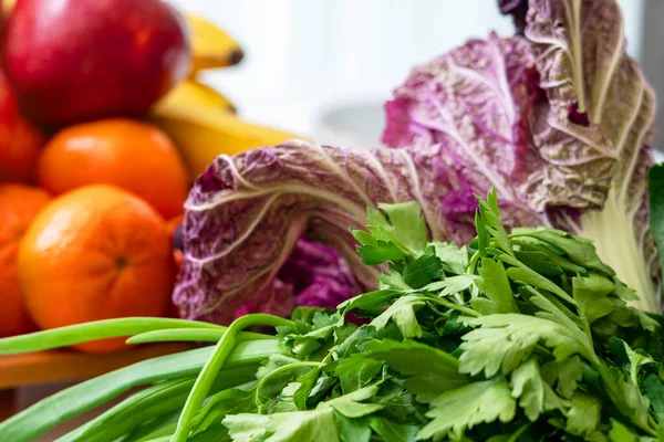 Eine Schüssel mit Obst und Gemüse für den Salat auf dem Tisch — Stockfoto