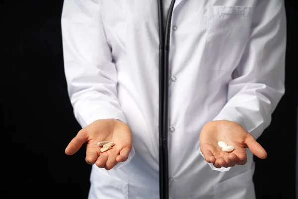 Beskuren bild av kvinnlig läkare håller i händerna piller att välja. Svårt val mellan droger. Placeboläkemedelskonceptet. Begreppet hälso- och sjukvård. — Stockfoto