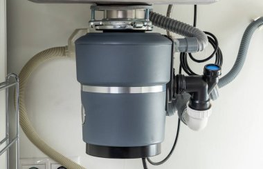 Modern lavabonun altında çöp öğütme, atık helikopter konsepti