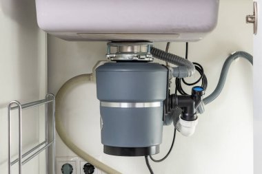 Modern lavabonun altında çöp öğütme, atık helikopter konsepti