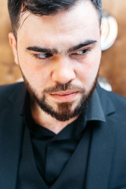 ciddi stil çekici sakallı genç adam resmi kıyafetler giyiyor.