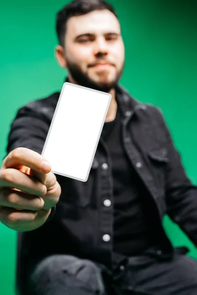 Boş beyaz kart tutan adam, metin için maket, kopyalama alanı olan yeşil arkaplan — Stok fotoğraf