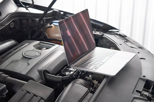 Laptop egy autó autószerelő műhely, Autószerelő szerelő koncepció — Stock Fotó