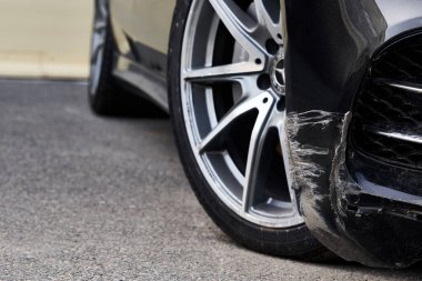 Siyah çarpışan araba boyada derin bir hasar görmüş..