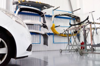 Tamponlar boyama ve kurutmadan sonra oto tamirhanesinde asılı.