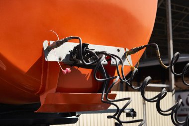 Su ve diğer teknik sıvıları taşımak için özel araç, tanklı kamyon